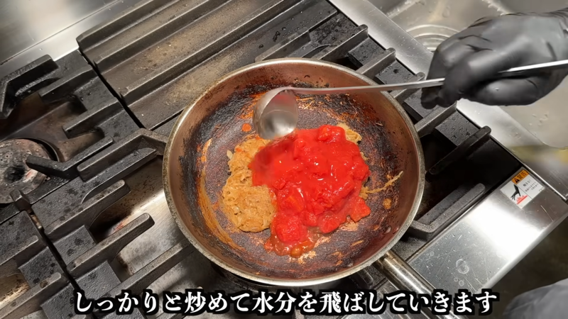 1. 玉ねぎ、生姜、にんにくを下処理する, 2. 鶏肉の処理をする, 3. 野菜を炒める, 4. スパイスを加え、鶏肉を炒めて仕上げる