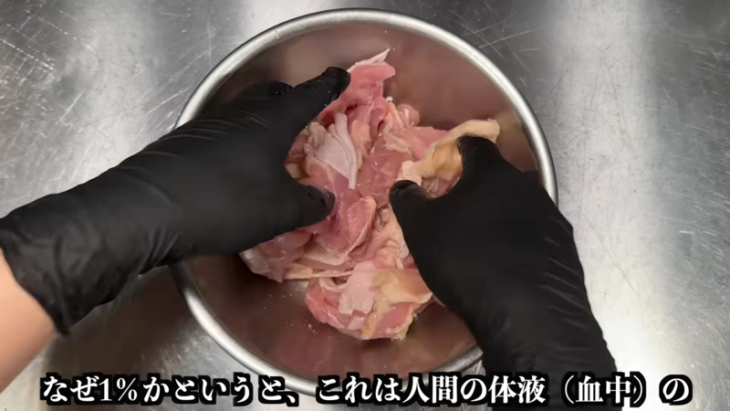 1. 玉ねぎ、生姜、にんにくを下処理する, 2. 鶏肉の処理をする, 3. 野菜を炒める, 4. スパイスを加え、鶏肉を炒めて仕上げる