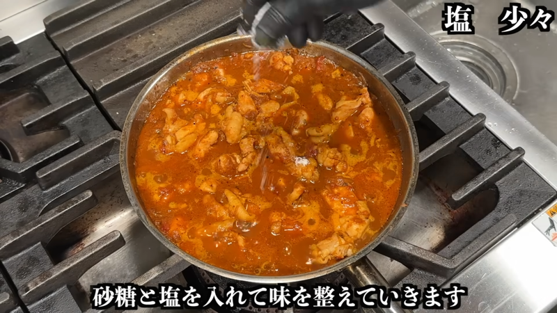 1. 玉ねぎ、生姜、にんにくを下処理する, 2. 鶏肉の処理をする, 3. 野菜を炒める, 4. スパイスを加え、鶏肉を炒めて仕上げる