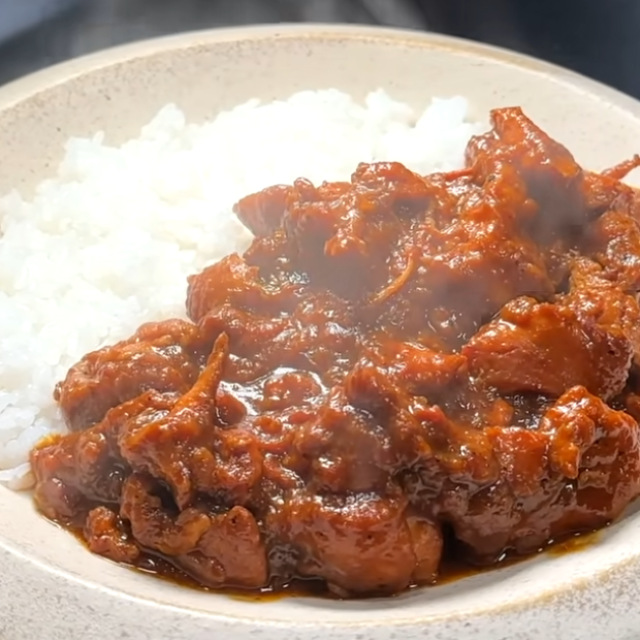 1. 玉ねぎ、生姜、にんにくを下処理する, 2. 鶏肉の処理をする, 3. 野菜を炒める, 4. スパイスを加え、鶏肉を炒めて仕上げる