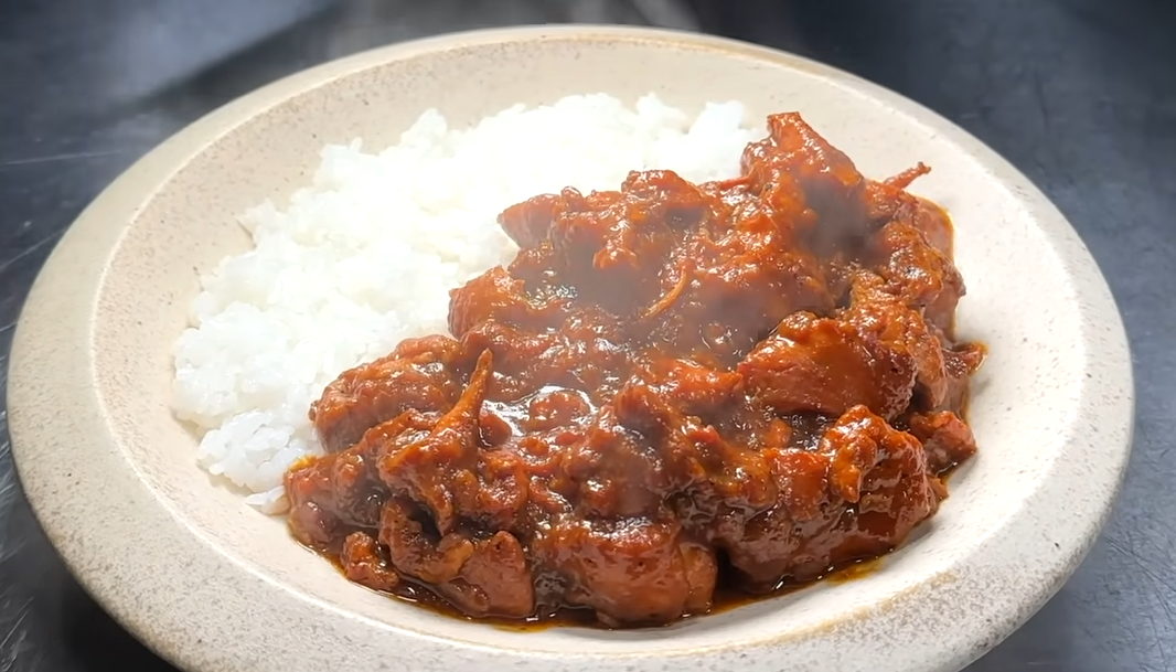 1. 玉ねぎ、生姜、にんにくを下処理する, 2. 鶏肉の処理をする, 3. 野菜を炒める, 4. スパイスを加え、鶏肉を炒めて仕上げる