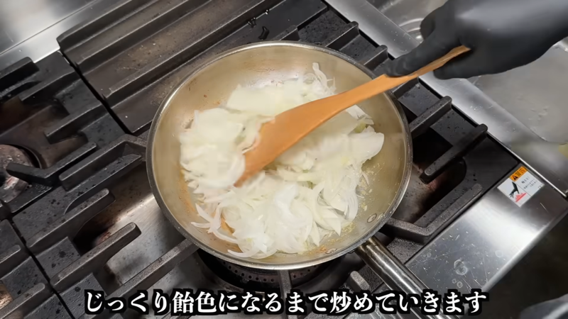 1. 玉ねぎ、生姜、にんにくを下処理する, 2. 鶏肉の処理をする, 3. 野菜を炒める, 4. スパイスを加え、鶏肉を炒めて仕上げる