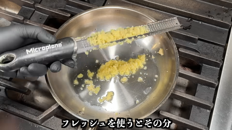 1. 玉ねぎ、生姜、にんにくを下処理する, 2. 鶏肉の処理をする, 3. 野菜を炒める, 4. スパイスを加え、鶏肉を炒めて仕上げる