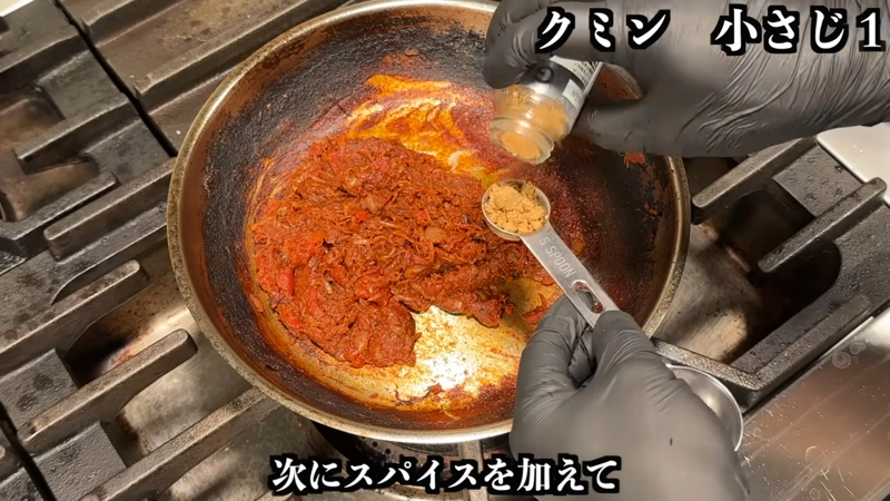 1. 玉ねぎ、生姜、にんにくを下処理する, 2. 鶏肉の処理をする, 3. 野菜を炒める, 4. スパイスを加え、鶏肉を炒めて仕上げる