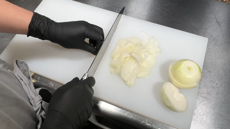 1. 玉ねぎ、生姜、にんにくを下処理する, 2. 鶏肉の処理をする, 3. 野菜を炒める, 4. スパイスを加え、鶏肉を炒めて仕上げる