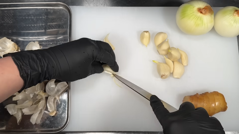 1. 玉ねぎ、生姜、にんにくを下処理する, 2. 鶏肉の処理をする, 3. 野菜を炒める, 4. スパイスを加え、鶏肉を炒めて仕上げる