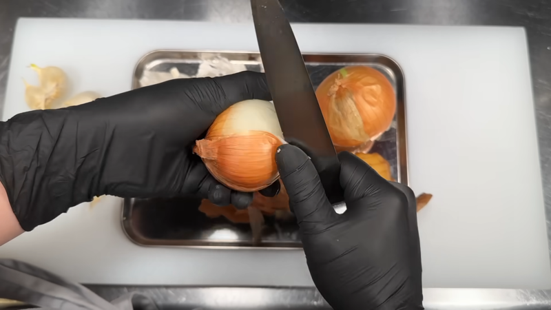 1. 玉ねぎ、生姜、にんにくを下処理する, 2. 鶏肉の処理をする, 3. 野菜を炒める, 4. スパイスを加え、鶏肉を炒めて仕上げる