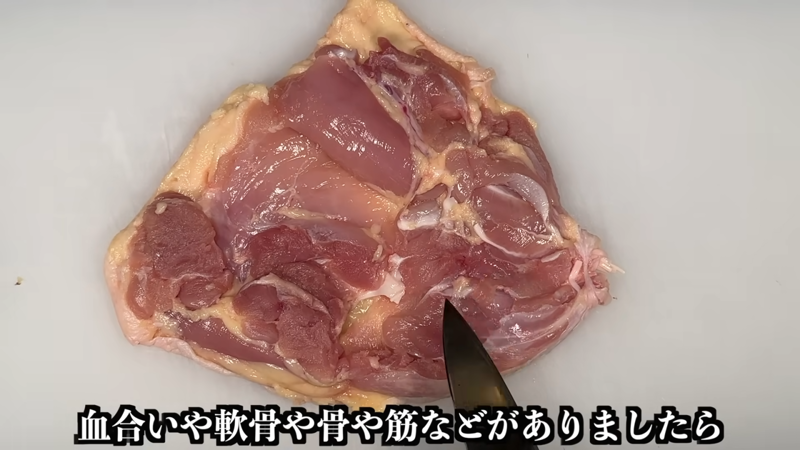 1. 玉ねぎ、生姜、にんにくを下処理する, 2. 鶏肉の処理をする, 3. 野菜を炒める, 4. スパイスを加え、鶏肉を炒めて仕上げる