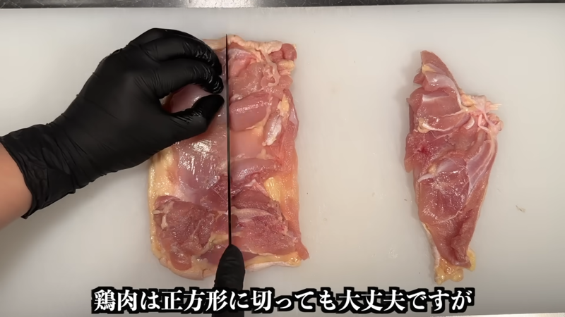 1. 玉ねぎ、生姜、にんにくを下処理する, 2. 鶏肉の処理をする, 3. 野菜を炒める, 4. スパイスを加え、鶏肉を炒めて仕上げる
