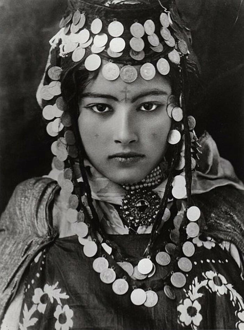 Berber Beauty: Ouled Nail Girl Royal Dining with Angela Lansbury and Basil Rathbone, Breaking Barriers: Mary Wallace’s Historic Drive, Strength and Heritage in Canyon De Chelly, Portrait of Youth: Kiowa Girl, Berber Beauty: Ouled Nail Girl, A Shared Moment: Paula and Her Kitten, Marilyn Monroe’s Playful Potato Sack Look, Challenging the Rules: Brooklyn Dress Code Protest, 1940, Wolof Family Portrait by Emile Noal, Reunion After a Long Voyage, Elegance in Motion: Manon Chaufour by Martin Imboden, Dad’s Got Moves: Melbourne, 1940s, Fire Escape Embrace, 1946, Ani Chokyi of Tibet, Captured in Darjeeling, 1890s, Headlines and Daydreams, Champs Elysées, 1947, Timeless Athens: The Acropolis in 1860, Catharina ‘Toto’ Koopman: A Parisian Muse, 1933, On the Road Together: Family Hitchhiking, California, Einstein and His Beloved Violin, 1941, Edmund Kesting’s Play with Light and Shadow, 1930, Champagne Inspector in Protective Mask, Helen Bennett’s Stunning Spider Dress, 1939, Harriet Hoctor’s Graceful Question Mark, 1925, Double the Dazzle: The Dolly Sisters in the 1920s, Glamour at The Forbidden City, 1948, Double the Glamour: Mother-Daughter Style, 1954, Cardboard Couture: Sicilian Suit Substitute, The Day Daddy Came Home: Hector Murdoch’s Return, Courage Behind Bars: Mexico, 1935, Milk Time Mischief at Arch Badertscher’s Farm