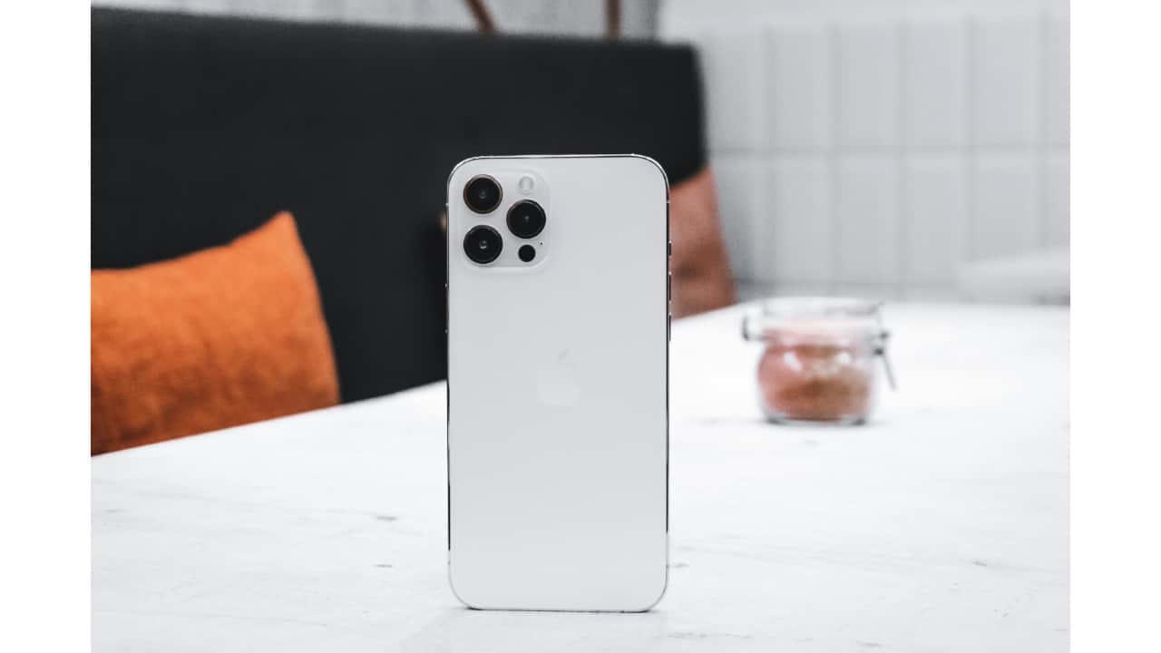 Apple – 15.7% Market ShareApple shipped 46.4 million iPhones, growing just 1.5% YoY. While solid, the growth is modest compared to Android rivals, possibly due to users waiting for AI-focused upgrades in the iPhone 17 series.