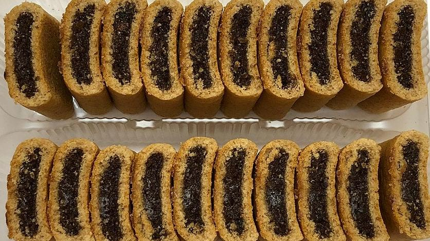 #13: Apple Newtons / Fig Newtons #1: Twinkies, #3: Hostess CupCakes, #4: Fruit Roll-Ups, #6: Little Debbie Swiss Rolls, #7: Pudding Cups (Hunt’s or Snack Pack), #9: Peanut Butter and Jelly Sandwich (cut in triangles, what else?), #10: Handi-Snacks (the ones with the red plastic cheese spreader), #12: Marshmallow Pies (Moon Pies), #13: Apple Newtons / Fig Newtons, #15: Planters Cheez Balls (in mini canisters), #16: Zingers, #18: Gushers (late ’80s), #19: Pop-Tarts (in foil wrapper), #21: Capri Sun Pouches, #22: Chewy Granola Bars (Quaker), #24: Chex Mix or Homemade Trail Mix, #25: Butter Cookies (in wax paper), #27: Toaster Pastries (different off-brand Pop-Tarts), #28: Cookies from the School Cafeteria