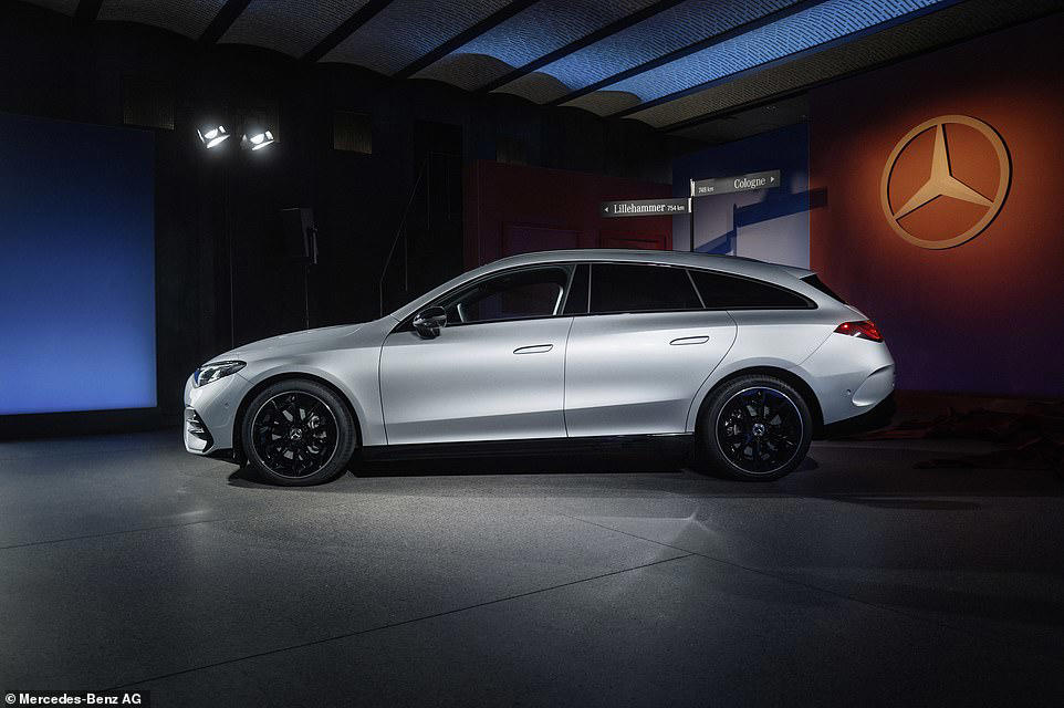 4. Physical switches return with a 'Superscreen' 1. It has an enormous panoramic roof, 2. Space race, 3. It will exclusive be an EV... to begin with, 4. Physical switches return with a 'Superscreen', 5. Say hi to AI