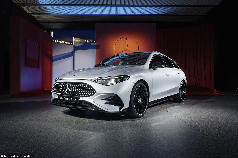 5. Say hi to AI 1. It has an enormous panoramic roof, 2. Space race, 3. It will exclusive be an EV... to begin with, 4. Physical switches return with a 'Superscreen', 5. Say hi to AI