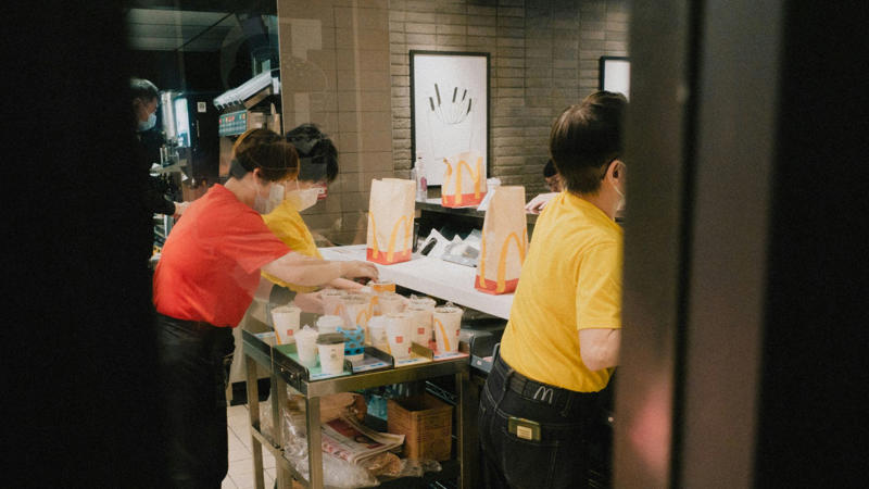 9. Be Patient With Staff 1. Wipe Down Your Table, 2. Share Seating, 3. Return Your Tray, 4. Be Decisive in Line, 5. Alert Janitors Of Dangerous Spills, 6. Return Whatever You Rearranged, 7. Don't Block Walkways, 8. Dispose of Trash Properly, 9. Be Patient With Staff, 10. Give Up Chairs You Don't Need, 1. Table-Hunting While Someone's Still Eating, 2. Feel Pressured To Tip, 3. Being Too Loud, 4. Saving a Table During a Rush, 5. Let Your Children Run Free, 6. Taking All The Napkins, 7. Arguing Over Table Spots, 8. Bringing in Strong-Smelling Outside Food, 9. Overstaying Without Eating, 10. Ask Before Taking Chairs