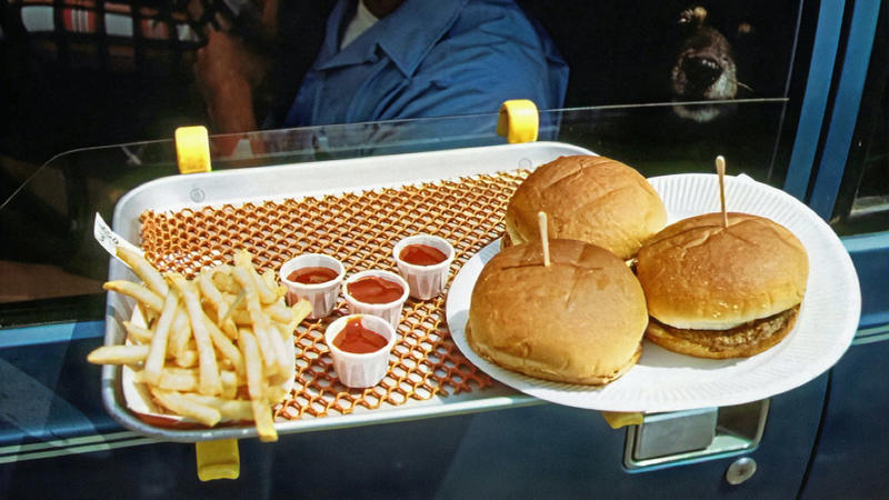 3. Return Your Tray 1. Wipe Down Your Table, 2. Share Seating, 3. Return Your Tray, 4. Be Decisive in Line, 5. Alert Janitors Of Dangerous Spills, 6. Return Whatever You Rearranged, 7. Don't Block Walkways, 8. Dispose of Trash Properly, 9. Be Patient With Staff, 10. Give Up Chairs You Don't Need, 1. Table-Hunting While Someone's Still Eating, 2. Feel Pressured To Tip, 3. Being Too Loud, 4. Saving a Table During a Rush, 5. Let Your Children Run Free, 6. Taking All The Napkins, 7. Arguing Over Table Spots, 8. Bringing in Strong-Smelling Outside Food, 9. Overstaying Without Eating, 10. Ask Before Taking Chairs