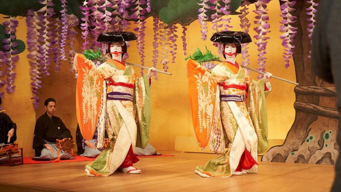 映画『国宝』が描いた世界のリアルを観に行く, 10年ぶりに歌舞伎座に入場してみる, イヤホンガイドは必携アイテムのひとつ, 開演前と幕あいに歌舞伎座の劇場空間を楽しむ, 2演目二役の市川團十郎の舞が会場中を魅了, 映画と演劇が歌舞伎ファンを増やす
