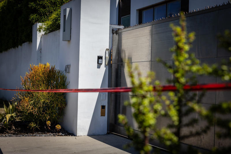 Several shots to the head Shocking discovery at Robin Kaye's home, Robin Kaye, music supervisor of 'American Idol', Several shots to the head, A worried friend, Police entered the house, Cameras revealed how the attacker entered the home, The couple was out, Caught in the act, violent confrontation, Arrest within 24 hours, Culprit was 22 years old, Why did he do it?