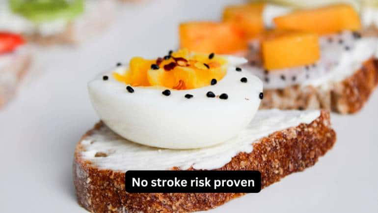 No stroke risk proven Large-scale research, including long-term cohort studies, found no consistent link between eating eggs (even daily) and having a heart attack or stroke. In some cultures, regular egg eaters actually had lower stroke risk.