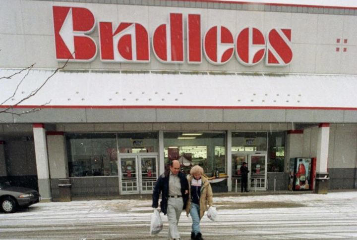 Woolworth's, Montgomery Ward, Blockbuster, Toys R Us, Circuit City, The Limited, Mervyn's, Tower Records, Linens N Things, Service Merchandise, Bradlees, Payless ShoeSource, Gottschalks, Phar-Mor, Best Products