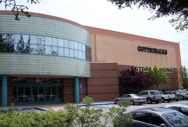 Woolworth's, Montgomery Ward, Blockbuster, Toys R Us, Circuit City, The Limited, Mervyn's, Tower Records, Linens N Things, Service Merchandise, Bradlees, Payless ShoeSource, Gottschalks, Phar-Mor, Best Products