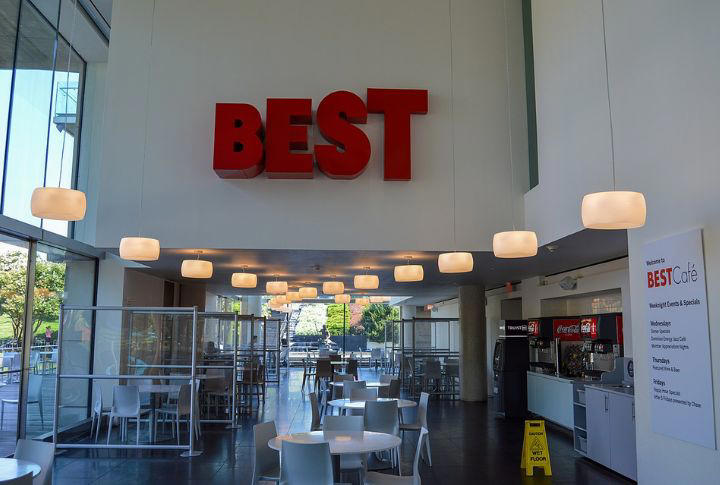 Woolworth's, Montgomery Ward, Blockbuster, Toys R Us, Circuit City, The Limited, Mervyn's, Tower Records, Linens N Things, Service Merchandise, Bradlees, Payless ShoeSource, Gottschalks, Phar-Mor, Best Products