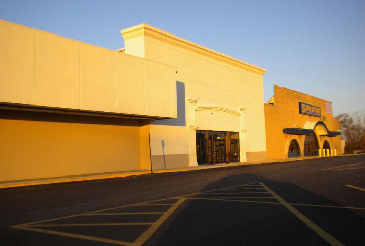 Woolworth's, Montgomery Ward, Blockbuster, Toys R Us, Circuit City, The Limited, Mervyn's, Tower Records, Linens N Things, Service Merchandise, Bradlees, Payless ShoeSource, Gottschalks, Phar-Mor, Best Products