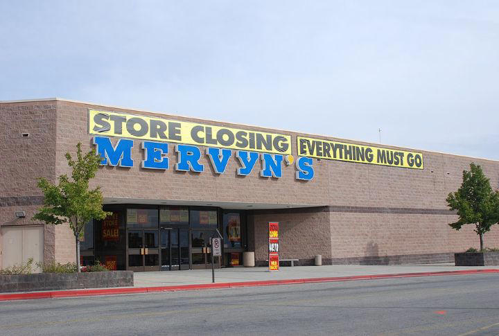 Woolworth's, Montgomery Ward, Blockbuster, Toys R Us, Circuit City, The Limited, Mervyn's, Tower Records, Linens N Things, Service Merchandise, Bradlees, Payless ShoeSource, Gottschalks, Phar-Mor, Best Products