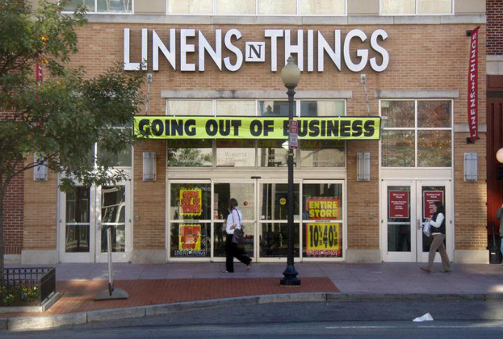 Woolworth's, Montgomery Ward, Blockbuster, Toys R Us, Circuit City, The Limited, Mervyn's, Tower Records, Linens N Things, Service Merchandise, Bradlees, Payless ShoeSource, Gottschalks, Phar-Mor, Best Products