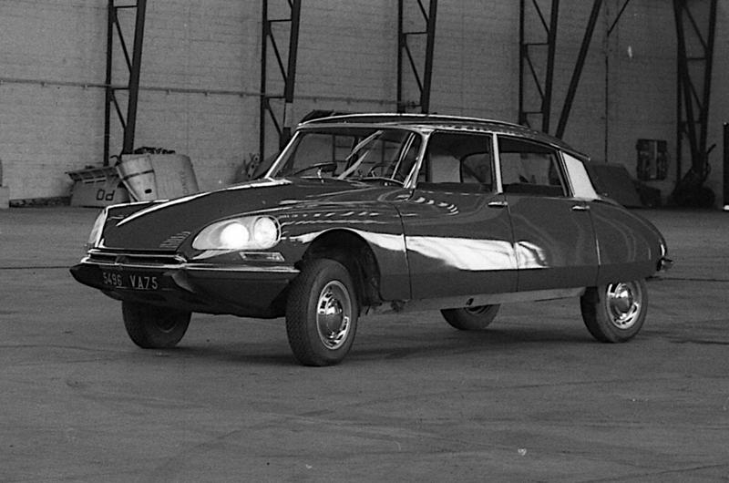 7. Citroën DS 1. Alfa Romeo Disco Volante, 2. Aston Martin Lagonda, 3. Audi Type K, 4. Austin-Healey Sprite, 5. BMW Z1, 6. Citroën 2CV, 7. Citroën DS, 8. Fiat 600 Multipla, 9. Ford Consul Classic, 10. Isuzu VehiCROSS, 11. Lohner-Porsche, 12. Lotus Europa, 13. Matra Rancho, 14. Nash Metropolitan, 15. NSU Ro80, 16. Renault Sport Spider, 17. Rolls-Royce Twenty, 18. Saab 92, 19. Stout Scarab, 20. Studebaker Avanti, 21. Tatra T77, 22. Trojan, 23. Trossi Monaco, 24. Voisin C25 Aérodyne, 25. Zündapp Janus