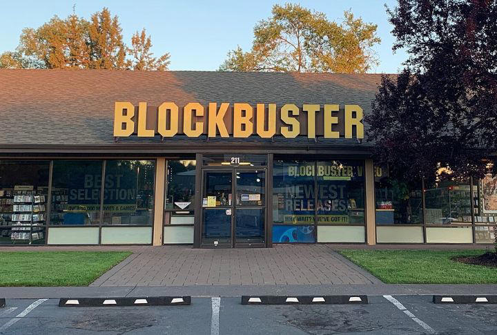 Woolworth's, Montgomery Ward, Blockbuster, Toys R Us, Circuit City, The Limited, Mervyn's, Tower Records, Linens N Things, Service Merchandise, Bradlees, Payless ShoeSource, Gottschalks, Phar-Mor, Best Products