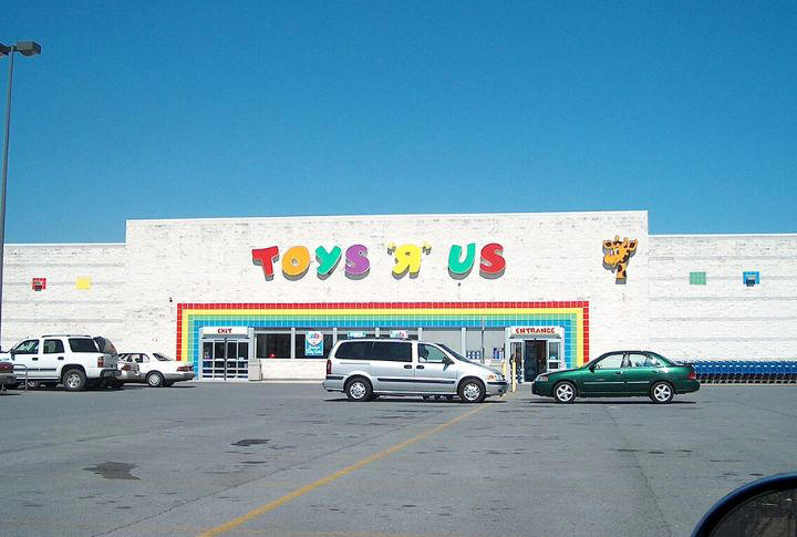 Woolworth's, Montgomery Ward, Blockbuster, Toys R Us, Circuit City, The Limited, Mervyn's, Tower Records, Linens N Things, Service Merchandise, Bradlees, Payless ShoeSource, Gottschalks, Phar-Mor, Best Products