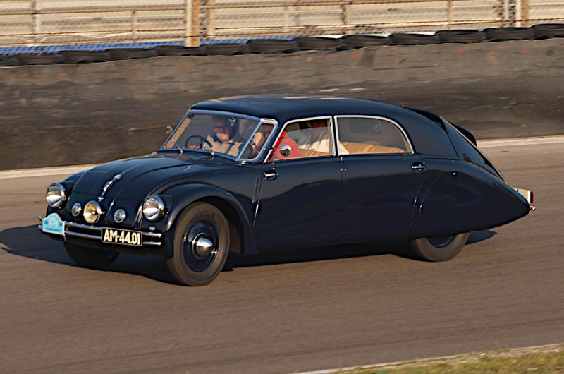 1. Alfa Romeo Disco Volante, 2. Aston Martin Lagonda, 3. Audi Type K, 4. Austin-Healey Sprite, 5. BMW Z1, 6. Citroën 2CV, 7. Citroën DS, 8. Fiat 600 Multipla, 9. Ford Consul Classic, 10. Isuzu VehiCROSS, 11. Lohner-Porsche, 12. Lotus Europa, 13. Matra Rancho, 14. Nash Metropolitan, 15. NSU Ro80, 16. Renault Sport Spider, 17. Rolls-Royce Twenty, 18. Saab 92, 19. Stout Scarab, 20. Studebaker Avanti, 21. Tatra T77, 22. Trojan, 23. Trossi Monaco, 24. Voisin C25 Aérodyne, 25. Zündapp Janus
