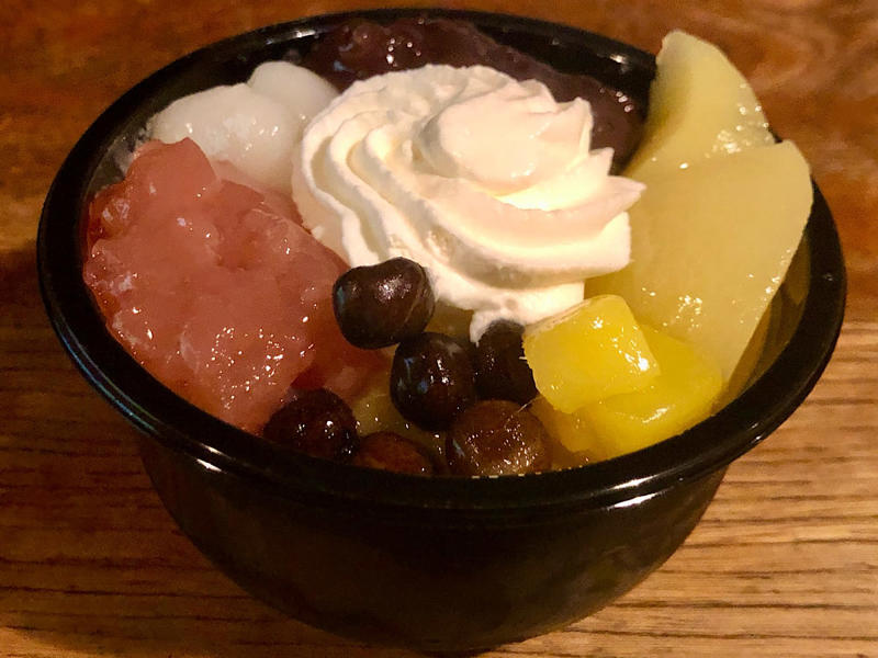 さっぱりジューシーな味わいとソフトなかき氷のような食感が最高, 白桃と粒餡、ホイップクリームの絶妙なバランスがイイ！, みずみずしい白桃の甘さと、爽やかなレアチーズクリームの酸味の組み合わせがベストマッチすぎ, 白桃の風味を味わえる、しっかり甘いホイップクリームがしみじみと美味しい