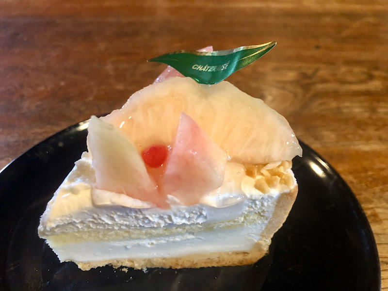 さっぱりジューシーな味わいとソフトなかき氷のような食感が最高, 白桃と粒餡、ホイップクリームの絶妙なバランスがイイ！, みずみずしい白桃の甘さと、爽やかなレアチーズクリームの酸味の組み合わせがベストマッチすぎ, 白桃の風味を味わえる、しっかり甘いホイップクリームがしみじみと美味しい