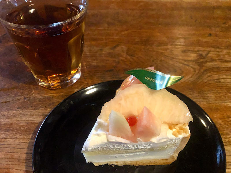 さっぱりジューシーな味わいとソフトなかき氷のような食感が最高, 白桃と粒餡、ホイップクリームの絶妙なバランスがイイ！, みずみずしい白桃の甘さと、爽やかなレアチーズクリームの酸味の組み合わせがベストマッチすぎ, 白桃の風味を味わえる、しっかり甘いホイップクリームがしみじみと美味しい