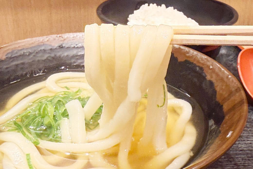 系列店、親父の製麺所とめりけんやは同じうどん, 親父の製麺所のお得なモーニングメニューは480円, 朝のうどんは胃にやさしい。お腹いっぱいでも重くない朝ごはん, 実は栄養バランスはそこまで悪くない!? うどんとライスの組み合わせ, 忙しい朝の時間にもピッタリの手早さと、財布にやさしい価格, うどんブーム到来の予感!? めりけんやの出店拡大を願って, 丼ものチェーンも「うどん」を目下強化中