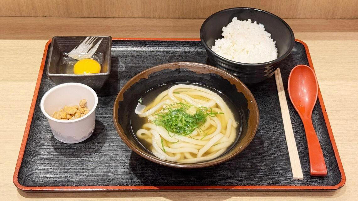 系列店、親父の製麺所とめりけんやは同じうどん, 親父の製麺所のお得なモーニングメニューは480円, 朝のうどんは胃にやさしい。お腹いっぱいでも重くない朝ごはん, 実は栄養バランスはそこまで悪くない!? うどんとライスの組み合わせ, 忙しい朝の時間にもピッタリの手早さと、財布にやさしい価格, うどんブーム到来の予感!? めりけんやの出店拡大を願って, 丼ものチェーンも「うどん」を目下強化中