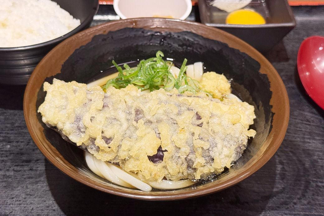 系列店、親父の製麺所とめりけんやは同じうどん, 親父の製麺所のお得なモーニングメニューは480円, 朝のうどんは胃にやさしい。お腹いっぱいでも重くない朝ごはん, 実は栄養バランスはそこまで悪くない!? うどんとライスの組み合わせ, 忙しい朝の時間にもピッタリの手早さと、財布にやさしい価格, うどんブーム到来の予感!? めりけんやの出店拡大を願って, 丼ものチェーンも「うどん」を目下強化中