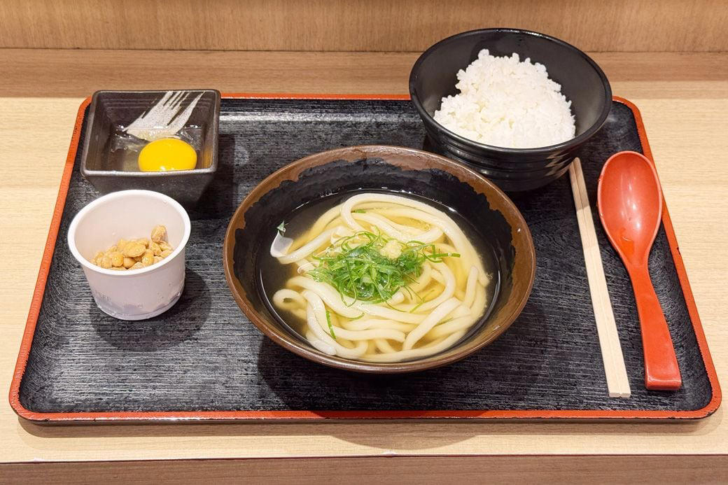 系列店、親父の製麺所とめりけんやは同じうどん, 親父の製麺所のお得なモーニングメニューは480円, 朝のうどんは胃にやさしい。お腹いっぱいでも重くない朝ごはん, 実は栄養バランスはそこまで悪くない!? うどんとライスの組み合わせ, 忙しい朝の時間にもピッタリの手早さと、財布にやさしい価格, うどんブーム到来の予感!? めりけんやの出店拡大を願って, 丼ものチェーンも「うどん」を目下強化中