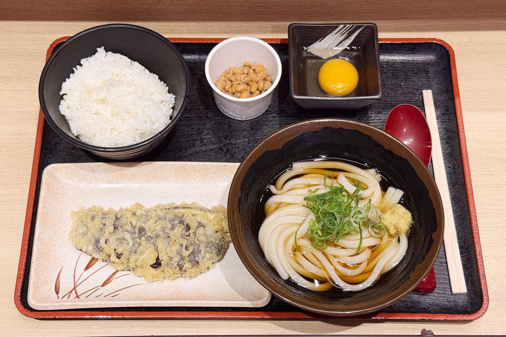 系列店、親父の製麺所とめりけんやは同じうどん, 親父の製麺所のお得なモーニングメニューは480円, 朝のうどんは胃にやさしい。お腹いっぱいでも重くない朝ごはん, 実は栄養バランスはそこまで悪くない!? うどんとライスの組み合わせ, 忙しい朝の時間にもピッタリの手早さと、財布にやさしい価格, うどんブーム到来の予感!? めりけんやの出店拡大を願って, 丼ものチェーンも「うどん」を目下強化中