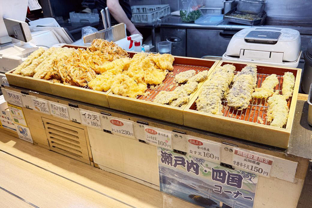 系列店、親父の製麺所とめりけんやは同じうどん, 親父の製麺所のお得なモーニングメニューは480円, 朝のうどんは胃にやさしい。お腹いっぱいでも重くない朝ごはん, 実は栄養バランスはそこまで悪くない!? うどんとライスの組み合わせ, 忙しい朝の時間にもピッタリの手早さと、財布にやさしい価格, うどんブーム到来の予感!? めりけんやの出店拡大を願って, 丼ものチェーンも「うどん」を目下強化中