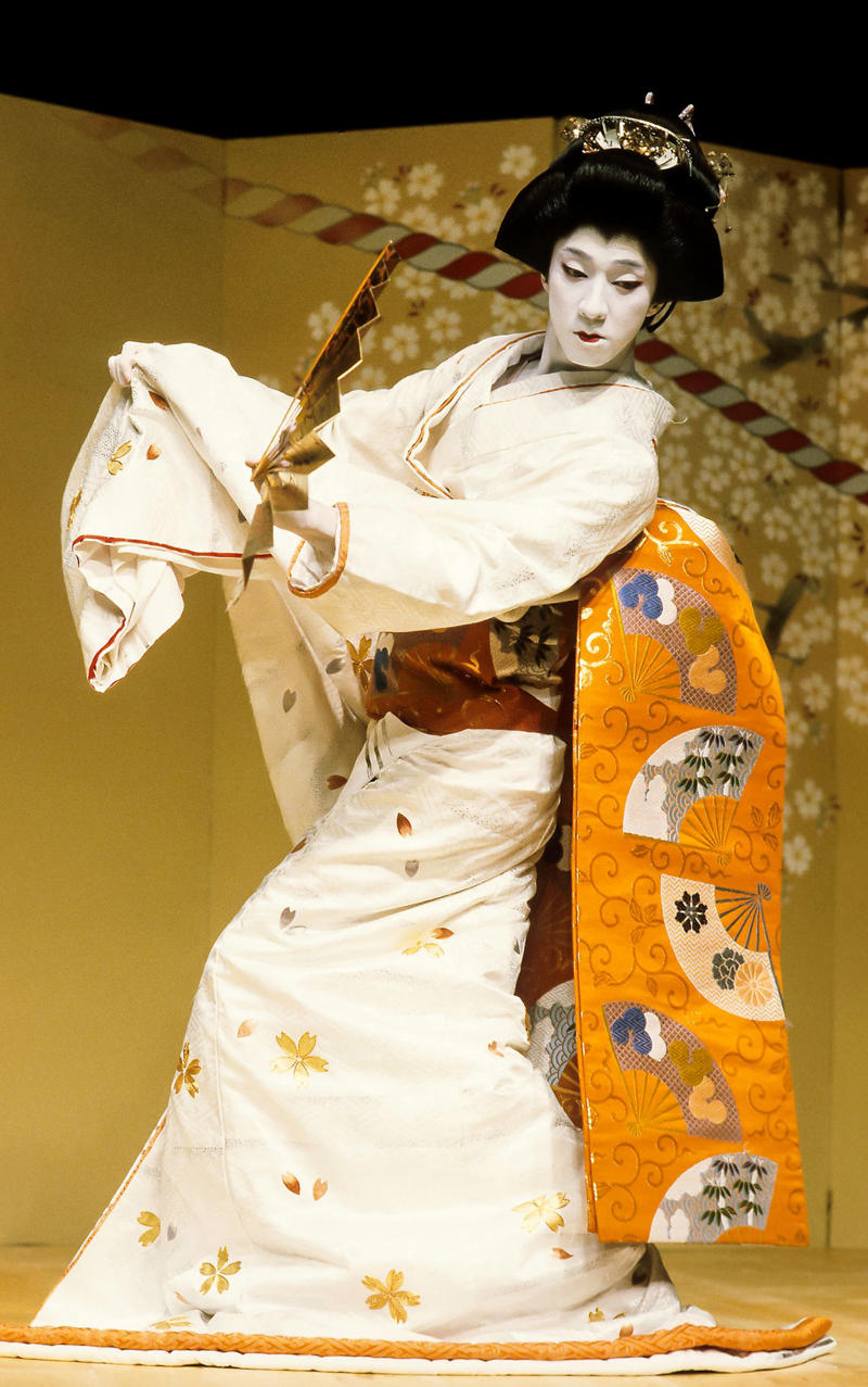 歌舞伎ファンの不安を払拭する驚く興行成績, アスリート的な身体性の「女形」の所作, 想像以上にハードな身体力が求められる女形, 映画で描かれるふたつの演目に注目