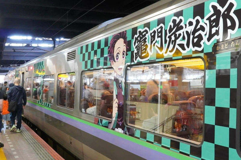 2025年7月14日～7月18日の交通新聞から注目のニュースをご紹介！, ＪＲ東海 特急「ふじかわ」３０周年キャンペーン さまざまな記念企画, ＪＲ北海道 「鬼滅の刃」ラッピング列車運転開始 ９月30日まで札幌―旭川間で, ＪＲ東日本クロスステーション 東京駅限定「推し弁当」「推し土産（スイーツ）」ベスト10, ＪＲ九州 「こどもぼうけんきっぷ」設定、ガチャピン・ムック連携企画で冒険を応援, ＪＲ四国・東武鉄道 伊予灘ものがたり スペーシアＸが初コラボ