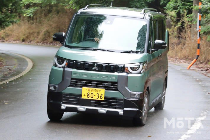三菱 デリカミニとは？ 主な特徴, 気になる燃費は？ デリカミニのカタログ燃費, グレードによる違い：なし, パワーユニットによる違い：あり, 駆動方式による違い：あり, 実際はどうなの？ デリカミニの実燃費, カタログ燃費とのギャップが生まれる理由, カタログ燃費との差が大きい「Gグレード 4WD」, 「Tグレード」はカタログ燃費との差は小さめ, ライバルと比べて劣る？ ライバル燃費比較, ホンダ N-BOXとの燃費比較, スズキ スペーシアとの燃費比較, ダイハツ タントとの燃費比較, 燃費で劣ってもデリカミニが選ばれ続ける3つの理由, 1. 唯一無二の存在感！「カッコかわいい」デザインの魅力, 2. これぞ本物の証。兄貴分譲りの「圧倒的な悪路走破性」, 3. 遊びも日常もパーフェクト！ 軽スーパーハイトワゴンの機能性と実用性, 走破力と個性を求めるならデリカミニがおすすめ