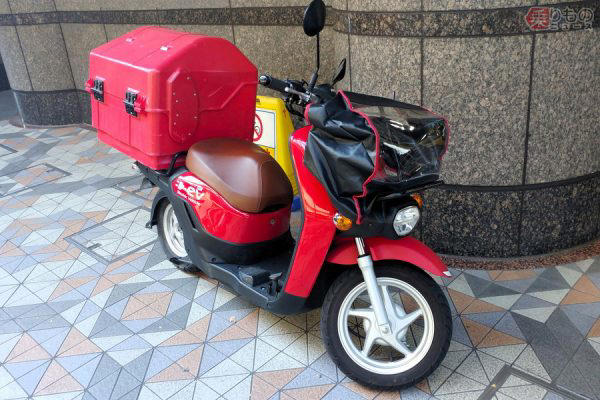 郵便配達中に、駐車中に…「炎上」, ホンダの「肝いりバッテリー」から出火 交換対応を急ぐ, 「業務停止処分」の日本郵便に手痛い負担, ホンダと日本郵便、二人三脚で進めてきたバイク電動化