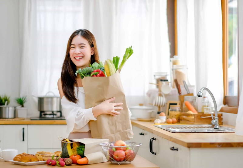 Do put away your groceries quickly Do clean up spills quickly, Do clean fruits with a scrub brush, Do replace your sponges regularly, Do keep in mind acidity when it comes to canned foods, Do keep marinated food in the refrigerator, Do put away your groceries quickly, Do store leftovers in shallow containers, Do use a food thermometer, Don't wash raw meat, Don't simply trust expiration dates, Don't crack your eggs in the bowl, Don't use sponges on countertops, Don't keep household cleaners in the pantry