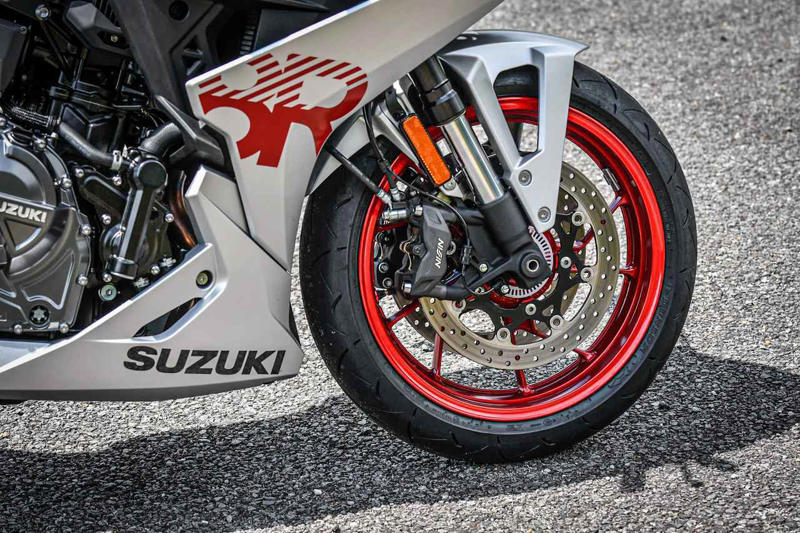 スズキの800ccフルカウルスポーツ『GSX-8R』を解説します！, スズキ『GSX-8R』主なスペックと価格, GSX-8R（2025）のカラーバリエーションは？, GSX-8Rの足つき性やライディングポジションは？, GSX-8Rで実際に走ってみた燃費は？, スズキ『GSX-8R』の装備／ディテール解説, スズキ『GSX-8R』に乗ってみた感想は？, スズキファンのためのWEBサイト！