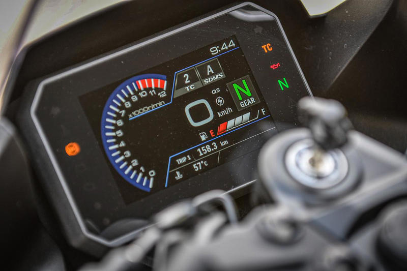 スズキの800ccフルカウルスポーツ『GSX-8R』を解説します！, スズキ『GSX-8R』主なスペックと価格, GSX-8R（2025）のカラーバリエーションは？, GSX-8Rの足つき性やライディングポジションは？, GSX-8Rで実際に走ってみた燃費は？, スズキ『GSX-8R』の装備／ディテール解説, スズキ『GSX-8R』に乗ってみた感想は？, スズキファンのためのWEBサイト！