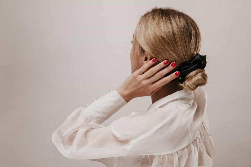 Using rubber bands Touching our faces, Licking our lips, Rubbing our eyes, Popping pimples, Using rubber bands, Using heat, Overwashing our hair, Not washing pillow cases, Biting our nails, Cover your nails, Distract yourself, Get a manicure, Eat well, Keep nails short, Apply cream